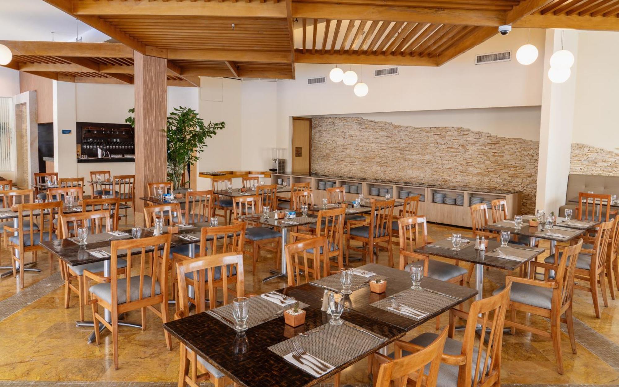 Hotel Dann Carlton Barranquilla Y Centro De Convenciones Exterior photo The dining room at the restaurant